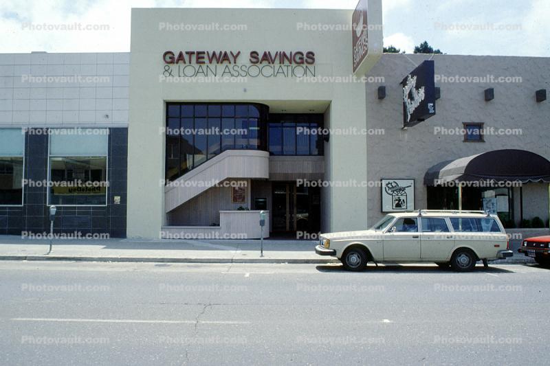 Gateway Savings & Loan Association Building, Volvo Car