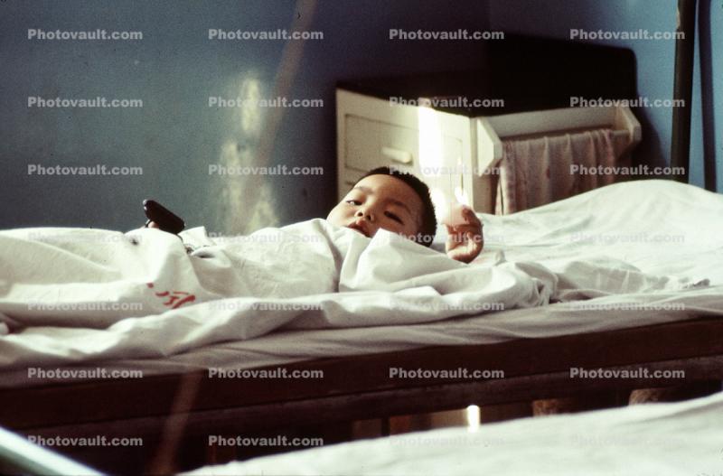 Boy with a Broken Arm, Toddler, bed, China