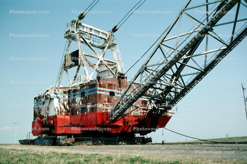 huge dragline crane, rusting, decaying, decay, scrap