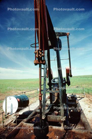 Oil Pump, Texas, Pumpjack, also known as nodding donkeys, pumping units, horsehead pumps, beam pumps, sucker rod pumps (SRP), grasshopper pumps, thirsty birds and jack pumps