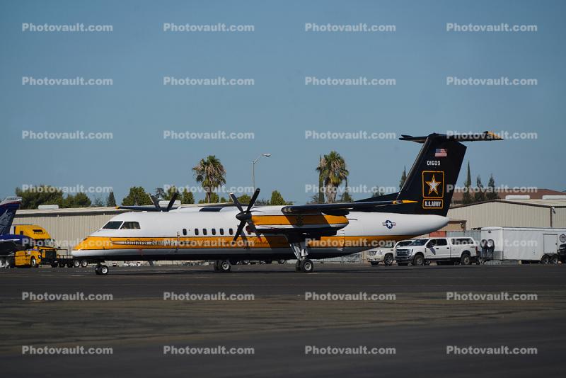 17-01609, Golden Knights Parachute Team, Bombardier Dash 8-315, 01609, Aircraft