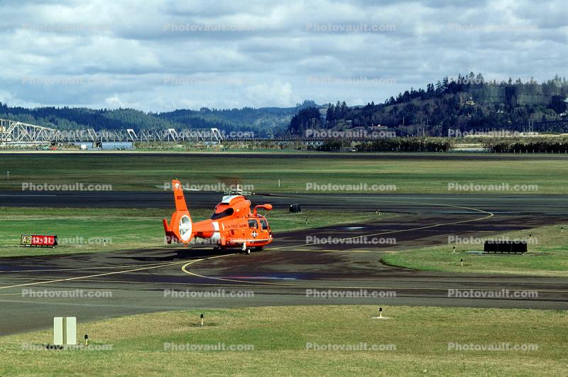 6587, HH-65 Dolphin, North Bend Municipal Airport, Oregon, USCG