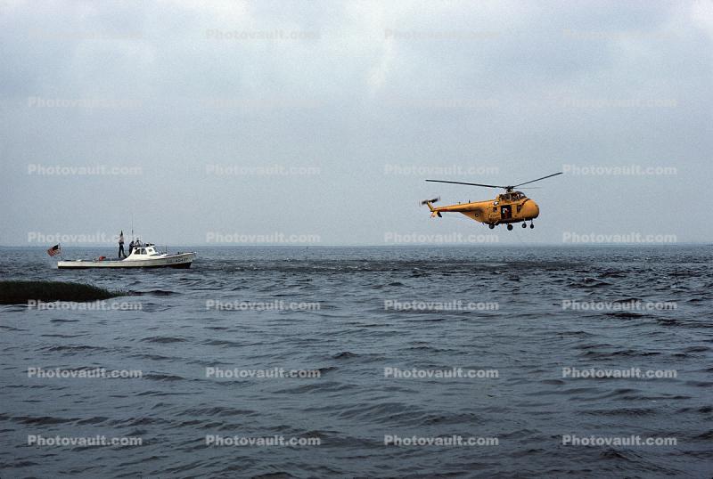 CG-40437 40 foot UTB, Training excercise with a Sikorsky H-19, August 1962, 1960s