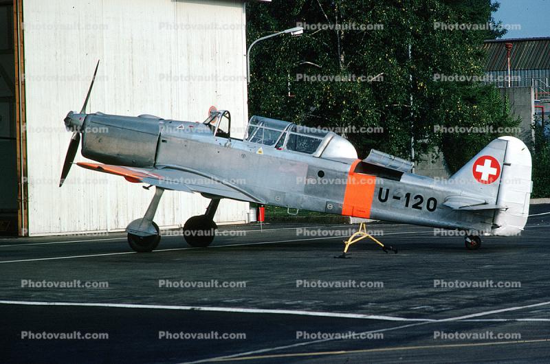 U-120, Pilatus P-2, single-engine two-seat trainer aircraft, Swiss Air Force