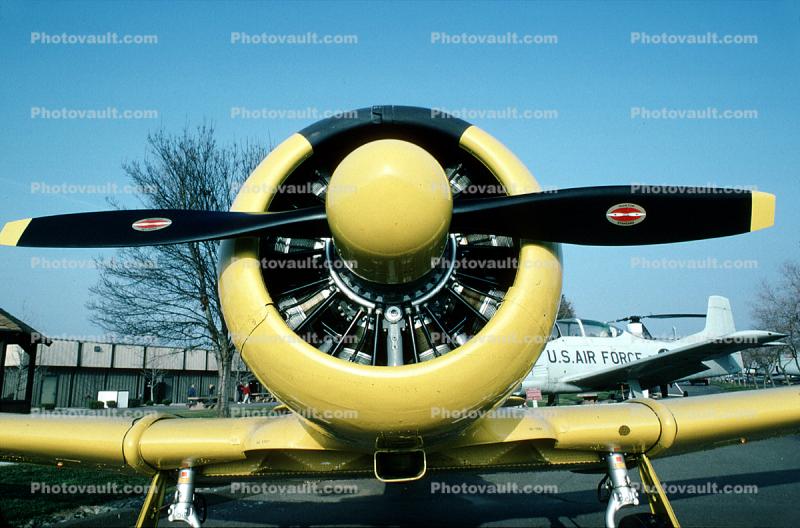 T-6G Texan, radial engine, propellers, spinner, head-on