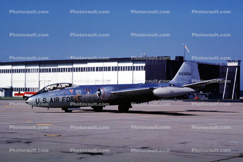 0-33854, Martin B-57 Canberra, USAF, hangar