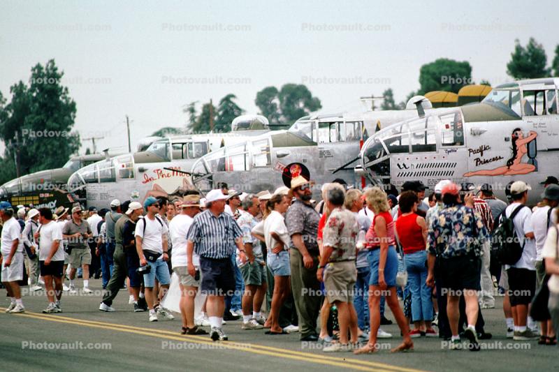 North American B-25 Mitchell, Crowds, People