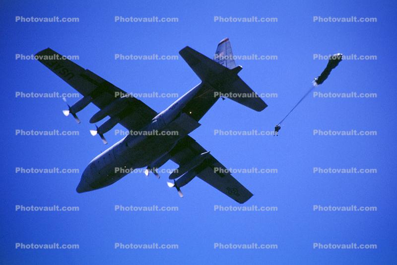 Lockheed C-130 Hercules, Parachuting