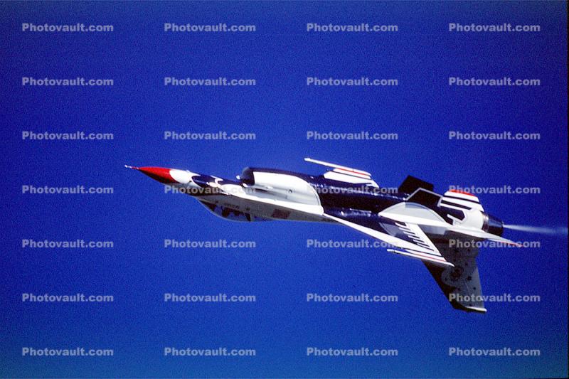 The USAF Thunderbirds upside-down