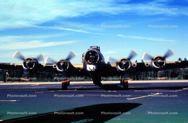 B-17 Flyingfortress, head-on