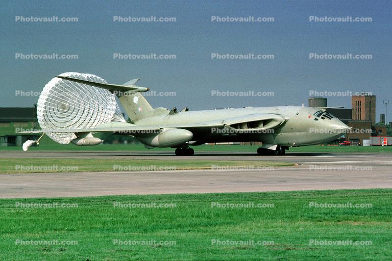XH672, Parachute Braking, landing, Handley Page Victor, V-series bombers, Strategic Nuclear Bomber, Jet, Airplane, Aircraft