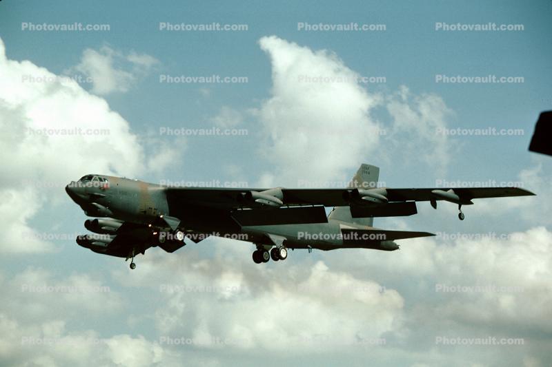 76516 B-52 in flight, flying, airborne, SAC