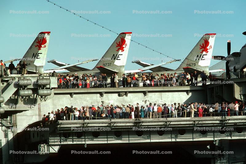 crowds, peole, waiting in line, USS Kitty Hawk (CV-63), USN, United States Navy