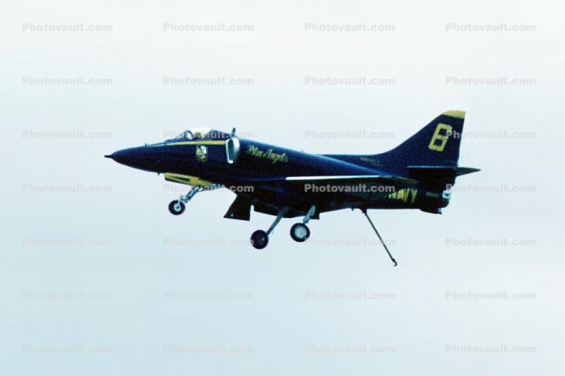 A-4 Skyhawk, Blue Angels, Number-6, tailhook