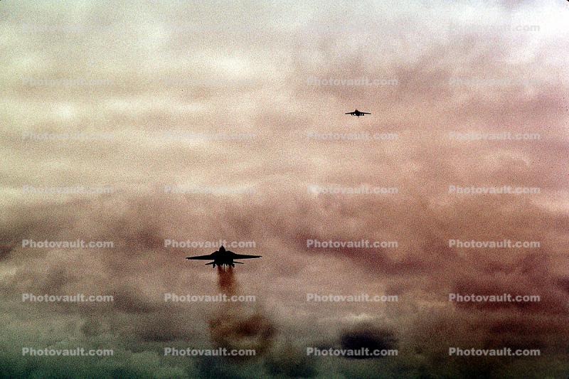 Grumman F-14 Tomcat, landing, exhaust smoke, pollution