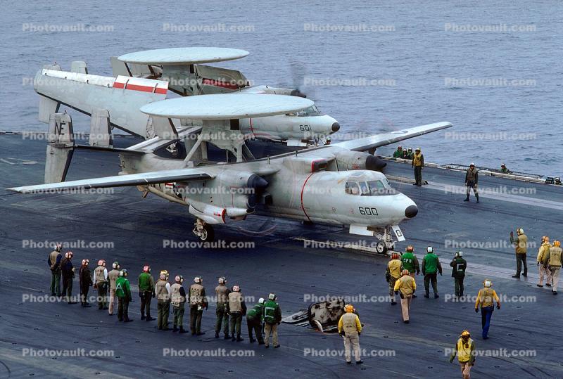 Grumman E-2C Hawkeye, 600, preparing for launch