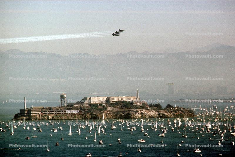 McDonnell Douglas F-18 Hornet, Blue Angels, Alcatraz Island, crowded boats