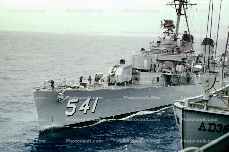 destroyer, USS Yarnall, DD-541, 2050-ton Fletcher class destroyer, USN, United States Navy