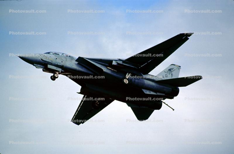 Grumman F-14 Tomcat landing, tailhook