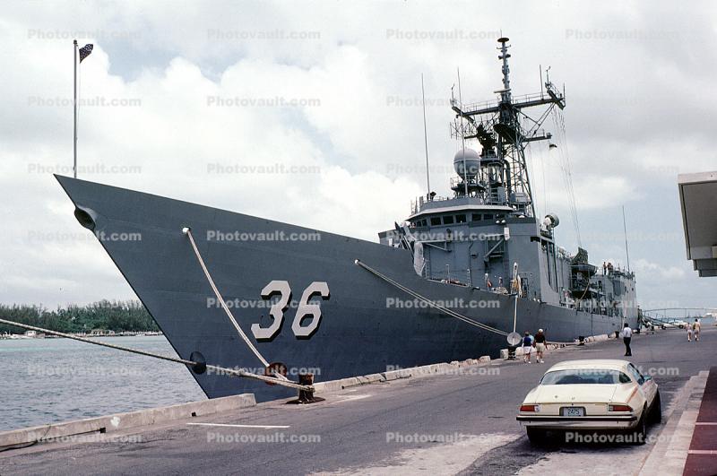 USS Underwood (FFG-36), OLIVER HAZARD PERRY class, Nassau Harbor, Dock, Harbor