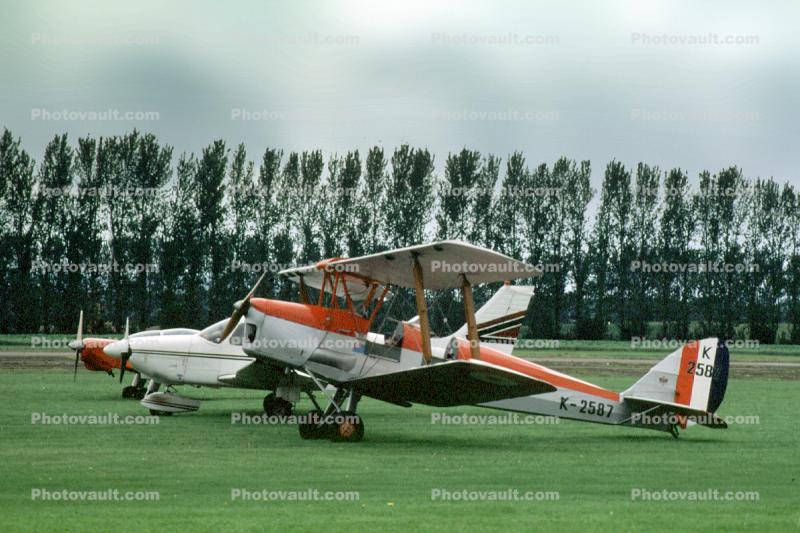 K-2587, De Havilland DH-82A Tiger Moth II (replica)