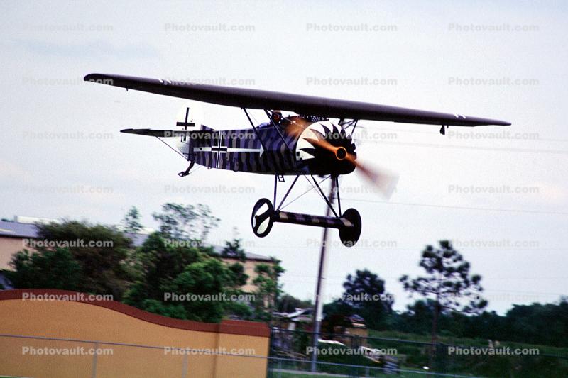 Fokker DVIII, Landing