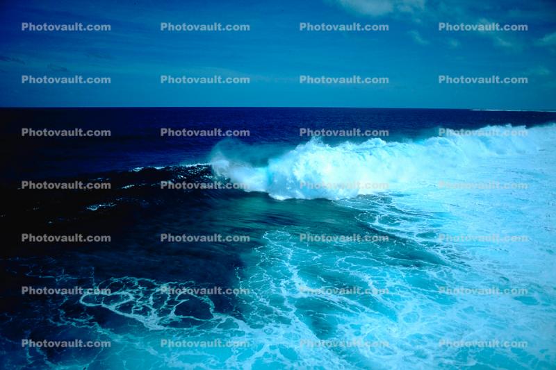 Big Waves in the middle of the ocean, Coral Reef, Barrier Reef
