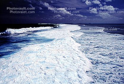 Big Waves in the middle of the ocean, Coral Reef, Barrier Reef, Seascape