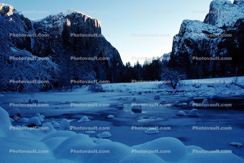 El Capitan, Merced River in the snow, Winter, Snow covered Rocks, Granite Cliff, Smooth Snow Covered Rocks
