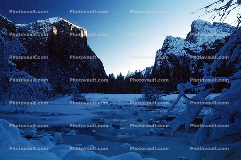 El Capitan, Winter, Granite Cliff, Smooth Snow Covered Rocks