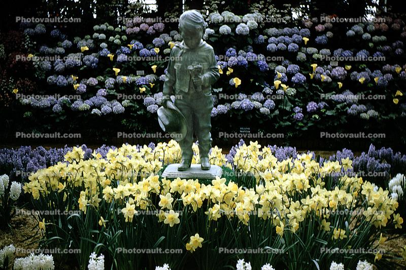 Arboretum, boy statuette