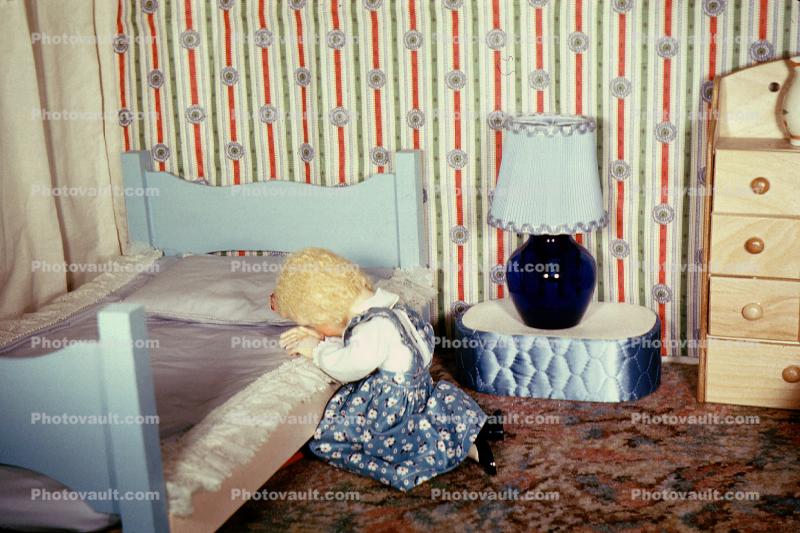 Heidi Praying to go Home, Girl Praying before bed, Lamp, Bedroom, diorama, 1950s