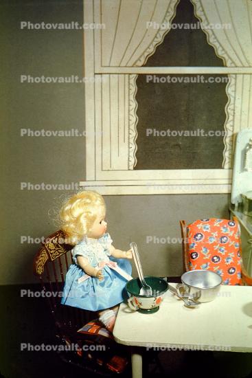 Goldilocks tries papas porridge, Goldilocks and the Three Bears, fairytale, diorama, 1950s