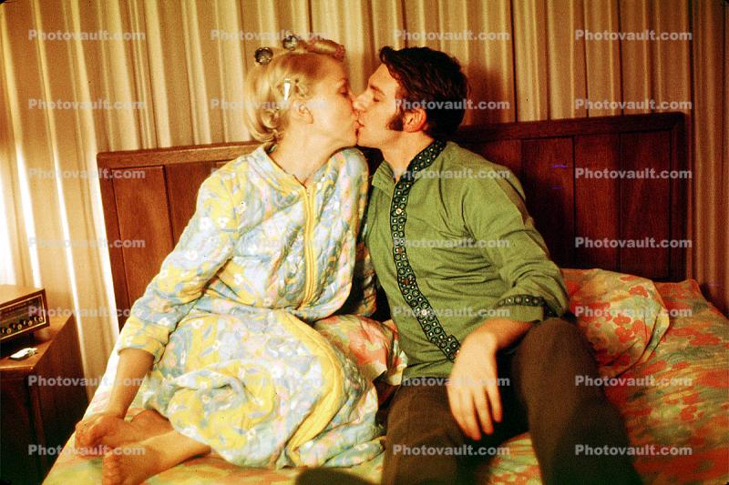 Kissing Couple, roller, Man, Male, Blanket, Woman, Haircurlers, curler, lockenwickler, perm, 1960s