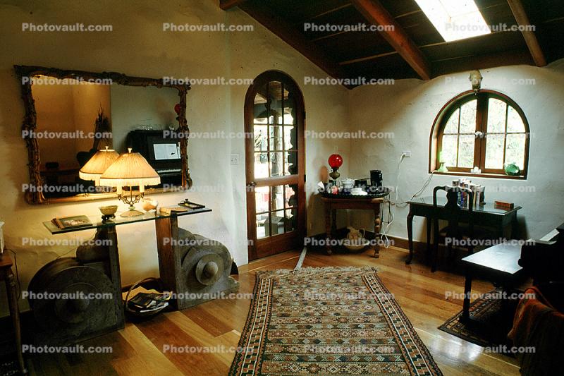 Carpet, Mirror, Lamp, Door, Window, lampshade