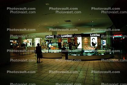 Mall, Store, interior, inside, indoors, shoppers, Window Display