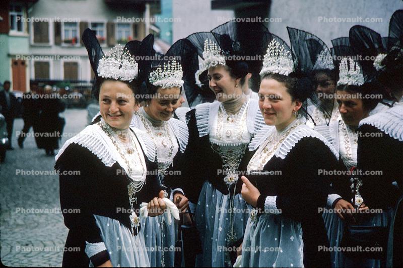 Appenzel, tiara, costumes