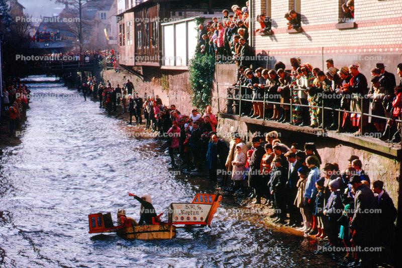 "Da-Bach-Na-Fahrt", Parade, Carnival, Schiltach River, Stream, Schramberg, Baden-Wurttemberg, Germany, Black Forest, spectators, floating contraption