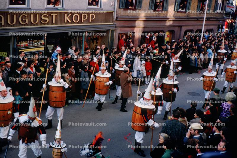 August Kopp, dunce caps, barrels, Parade, Baden-W?rttemberg, Germany, Black Forest, Fasnet, Carnival, Schramberg, Baden-Wurttemberg, People, Crowds, crowded, spectators