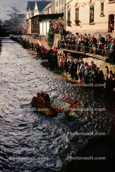 River, Float, "Da-Bach-Na-Fahrt" Parade, Rottweil, Baden-W?rttemberg, Germany, Black Forest, Schiltach River, spectators, "Da-Bach-Na-Fahrt", Parade, Carnival, Stream, Schramberg, Baden-Wurttemberg, floating contraption