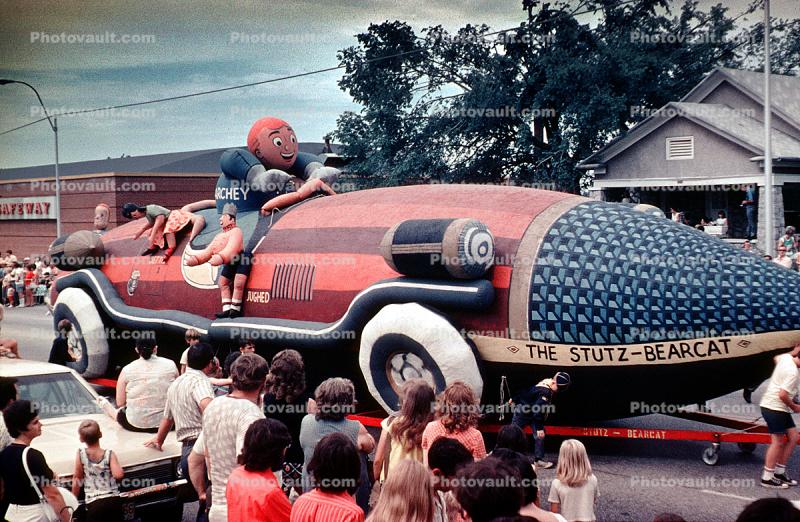 The Stutz Bearcat, Balloon Festival USA, Parade, Archey, (Archie), Betty, Jughead, Comic book characters, 1960s