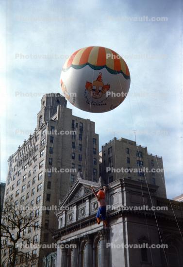 Howdy Doody, Mister Bluster, Helium Balloon, Trapeez, buildings, Macy's Thanksgiving Day Parade, 1949