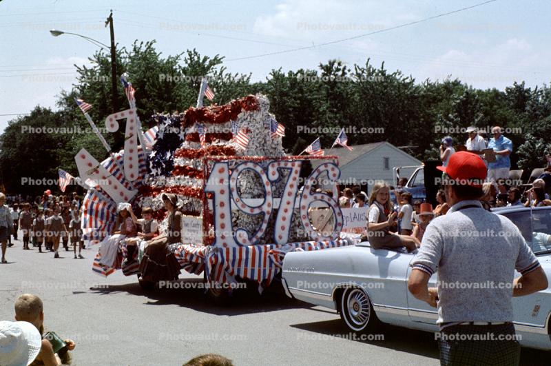 Bicentennial Float, 1976, Crowds, people, 1970s