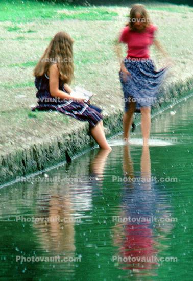 Girls, Wading, Pond, Munich