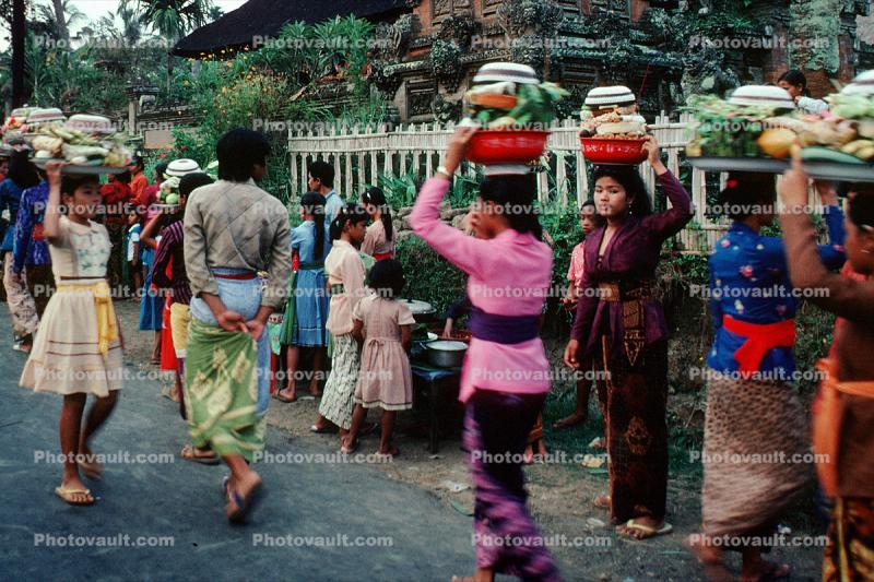 Girl, Crowds, Walking, Bali, Porosan offerings