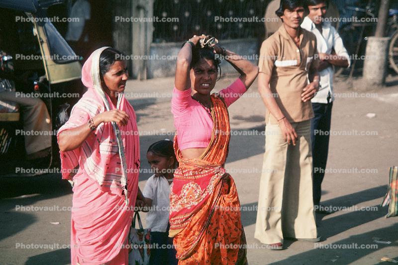 Women Walking, Saree, Mumbai
