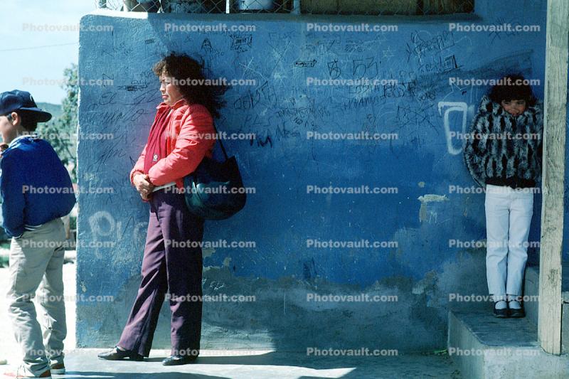 Woman, pants, jacket, purse, girl, Colonia Flores Magone