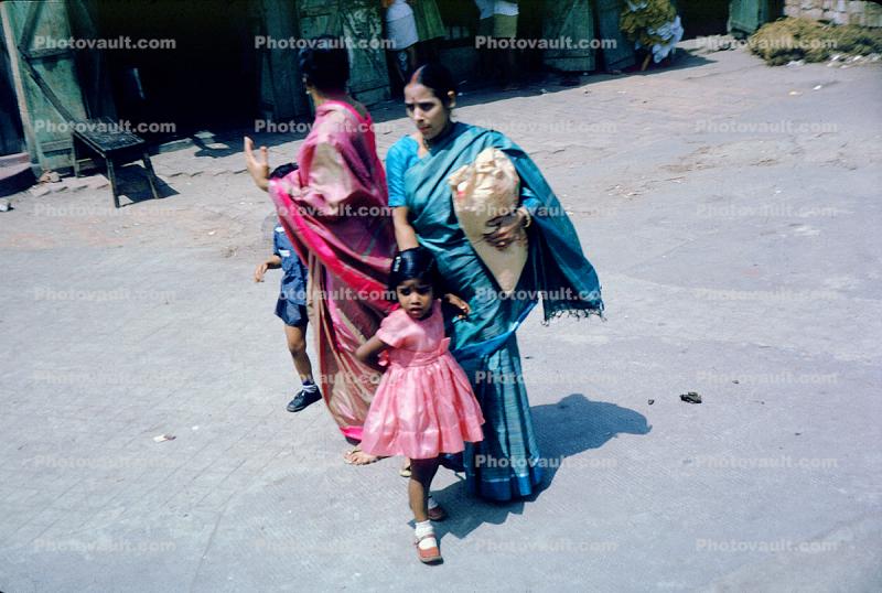 Mother, Daughter, Sari, Calcutta, India