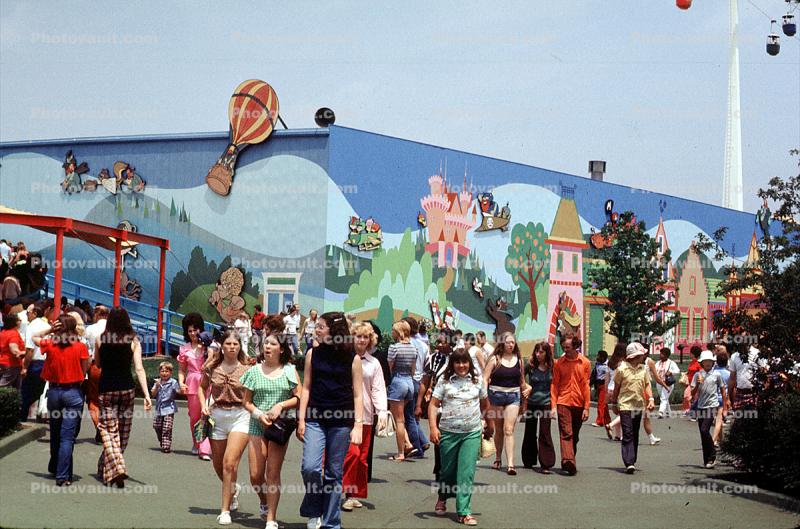 Crowds, People, girls, shorts, building, balloon, Kings Mill