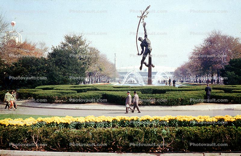 Rocket Thrower, Statue, Man, Bronze sculpture, New York World's Fair, 1964, 1960s